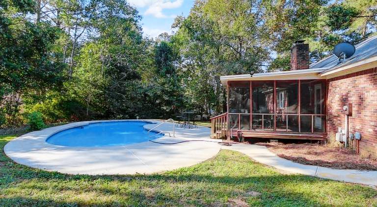 House with pool — photo 2