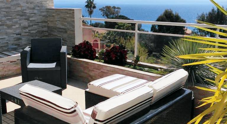 Villa with pool & hot tub — photo 4