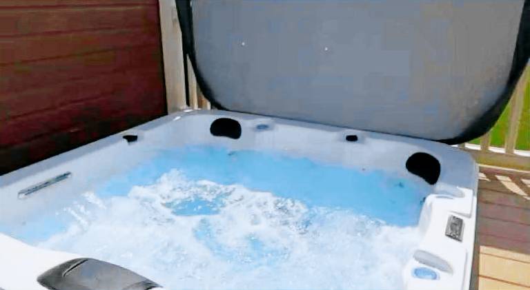 Lodge with patio, jacuzzi & yard | Pets allowed in Malton