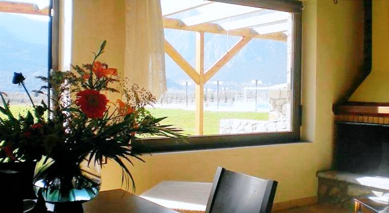 Serviced apartment with pool, garden & patio — photo 5