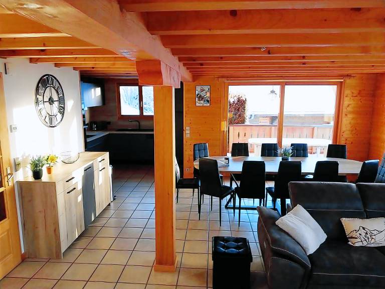 Spacious chalet with Wi-Fi and parking, pets allowed — photo 3