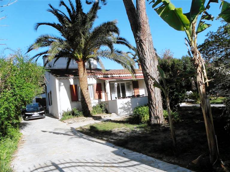 House with patio & grill — photo 3