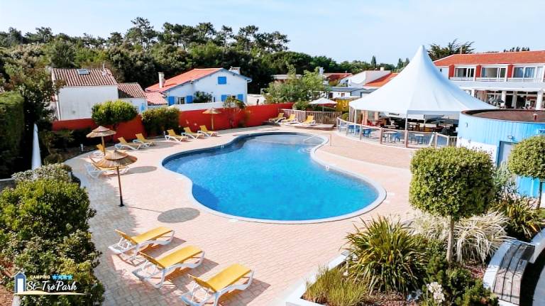 Camping with heated pool, jacuzzi & sauna in Rochefort