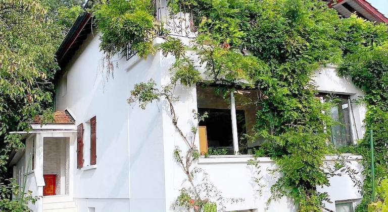 Rooms in the villa near the airport share bathroom and share kitchen