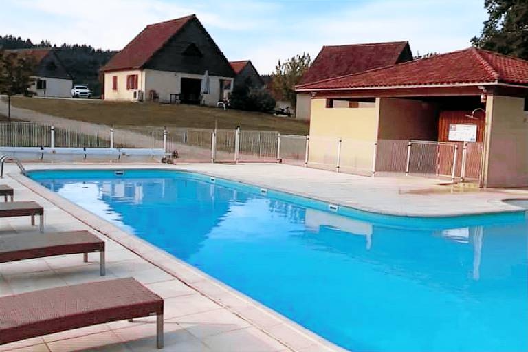 House with pool & yard — photo 4