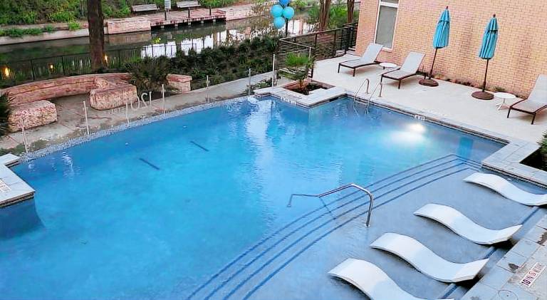Beautiful Condo on Riverwalk w King Ste Free Parking Pet friendly centrally Located on the Riverwalk — photo 5