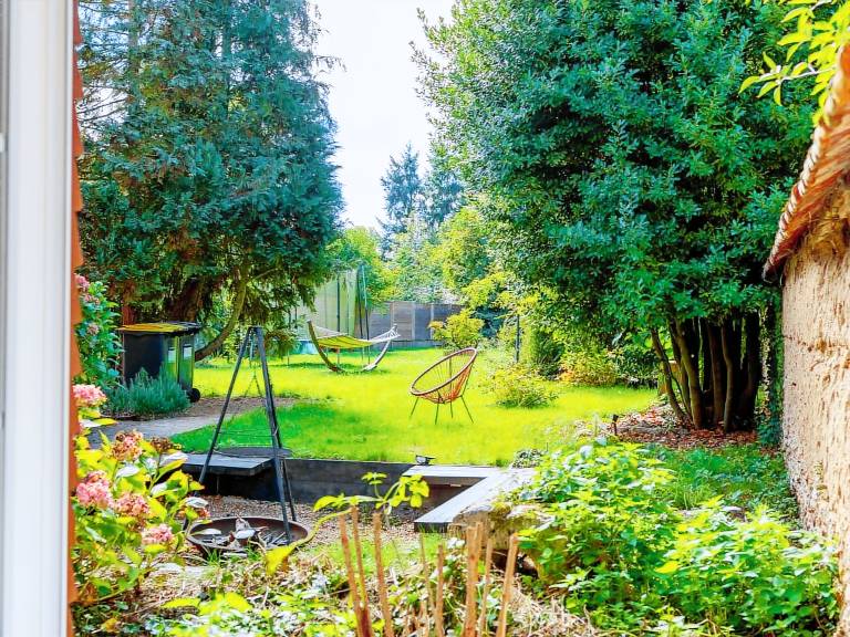 House with BBQ, patio & yard in Chartres