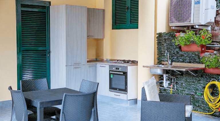 Serviced apartment with yard & patio | Suitable for remote work | Dogs allowed — photo 4