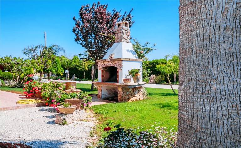 Villa with barbeque, private pool & yard | Garden view — photo 5