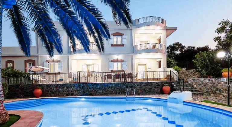 Villa with pool, terrace & yard — photo 3