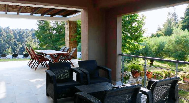 Villa with patio & yard | Pets allowed — photo 4