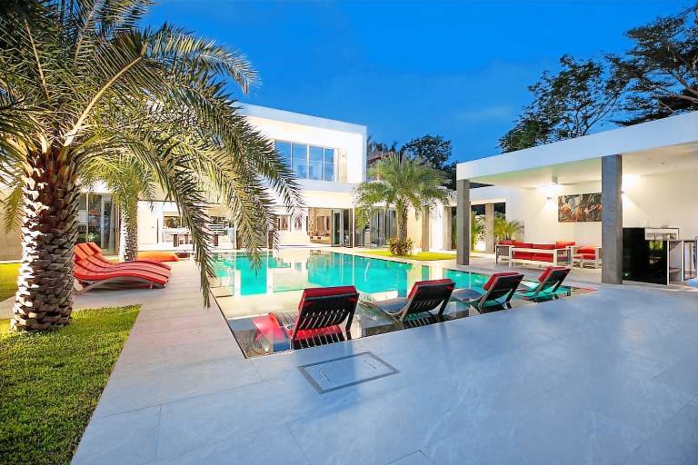 Vacation home with grill, pool & hot tub — photo 5