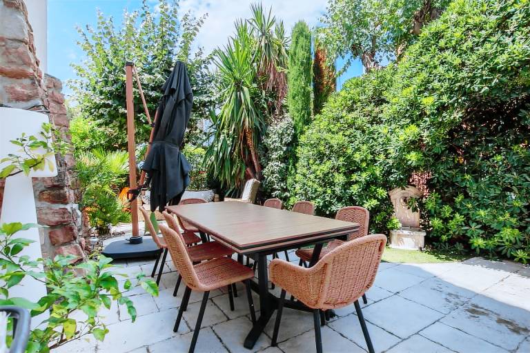 Vacation home with BBQ, terrace & garden — photo 2