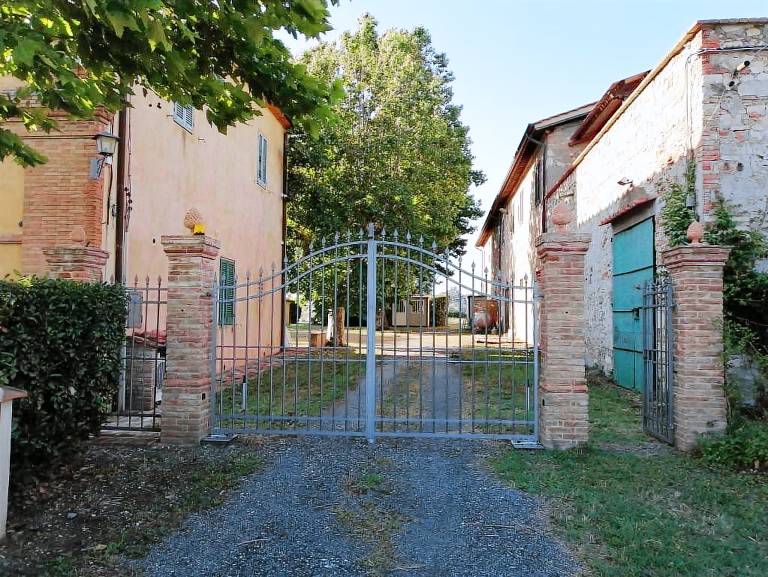 Family-oriented wonderful apartment with private pool & yard | Pet-friendly — photo 2