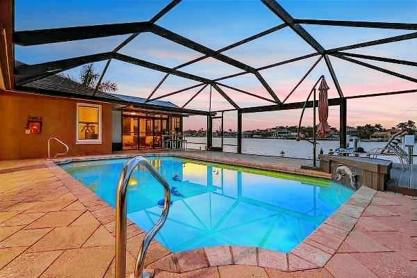 Vacation home with barbeque & private pool — photo 5