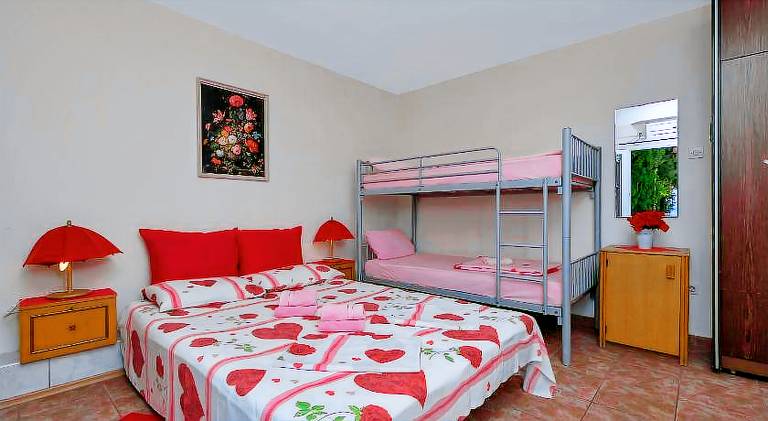 Apartment with yard, patio & BBQ in Baska Voda