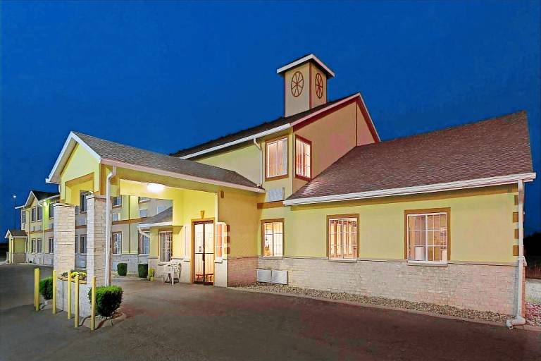 Days Inn by Wyndham Cameron in Cameron, MO