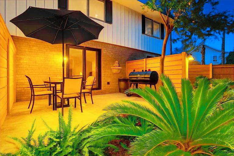 Vacation home with pool & barbecue | City view — photo 2