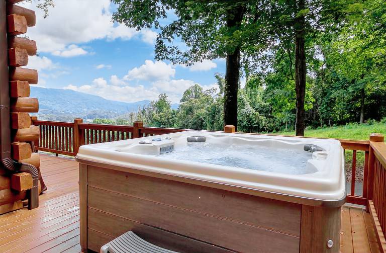 Trailblazers Cabin Newly Renovated Log Cabin Mountain Views and Hot Tub — photo 4