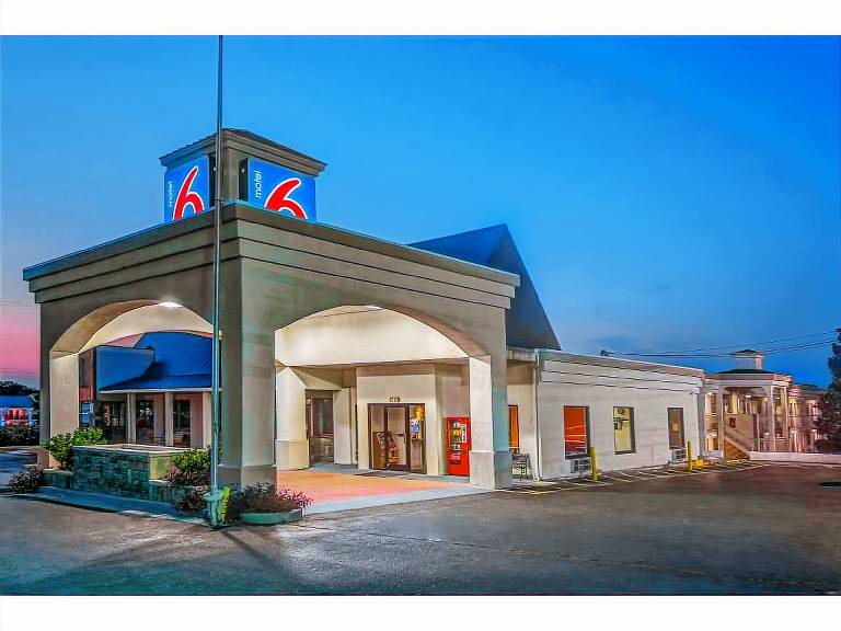 Motel 6 Calhoun, GA — photo 4