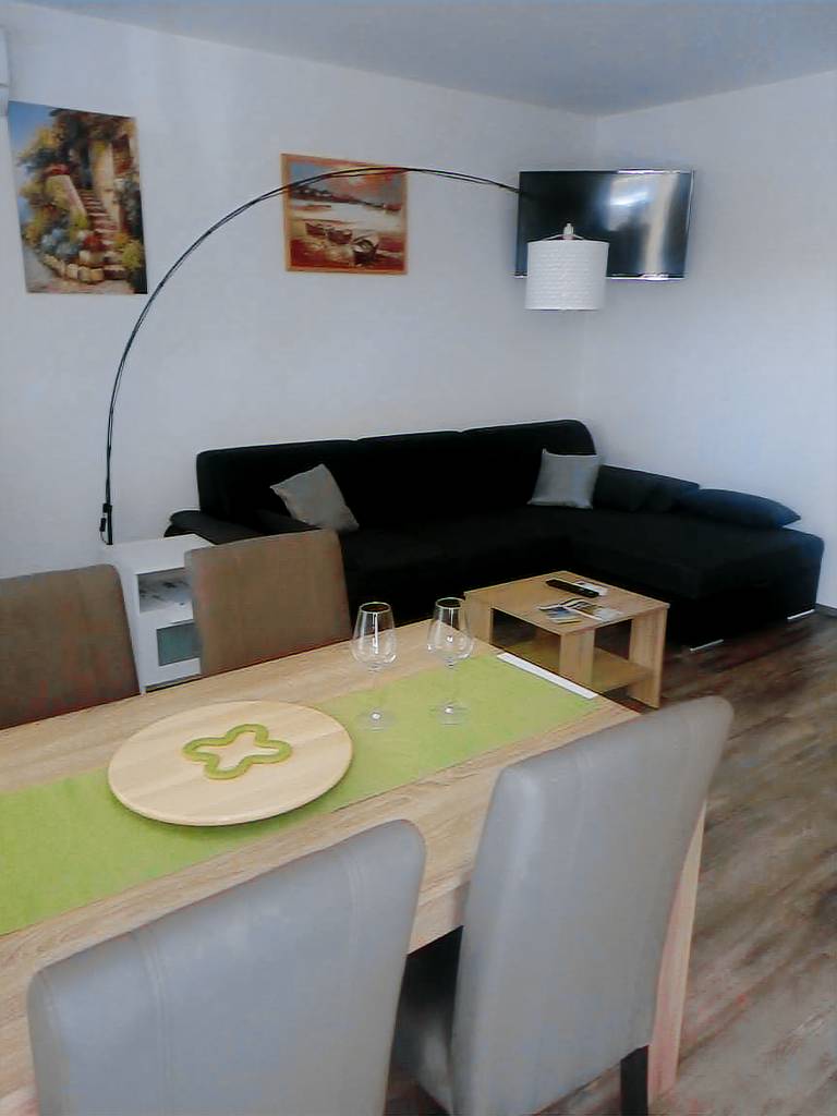 Holiday apartment with garden & BBQ | Garden view — photo 4
