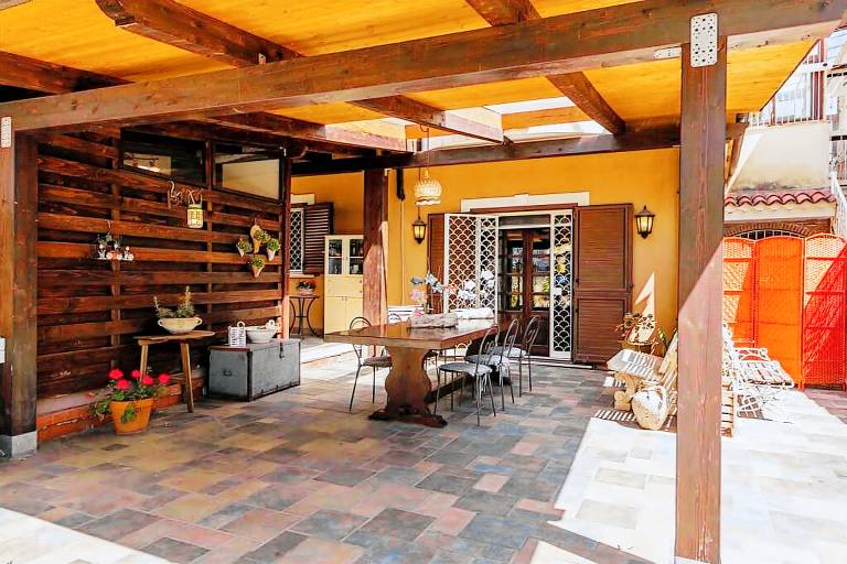 Vacation home with yard — photo 4
