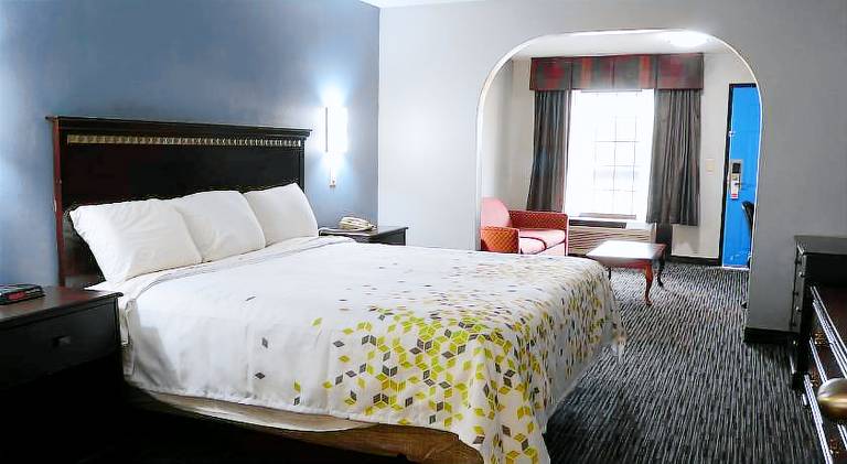 Gateway Inn and Suites Clarksville — photo 2