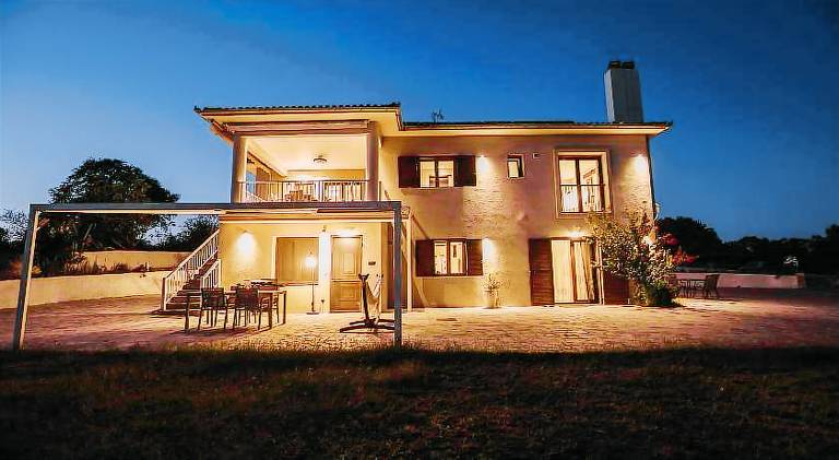 Villa with barbecue, terrace & yard — photo 4