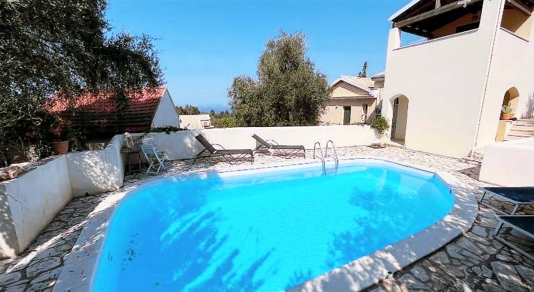 Charming rental apartment with terrace & private pool | Pets allowed — photo 2