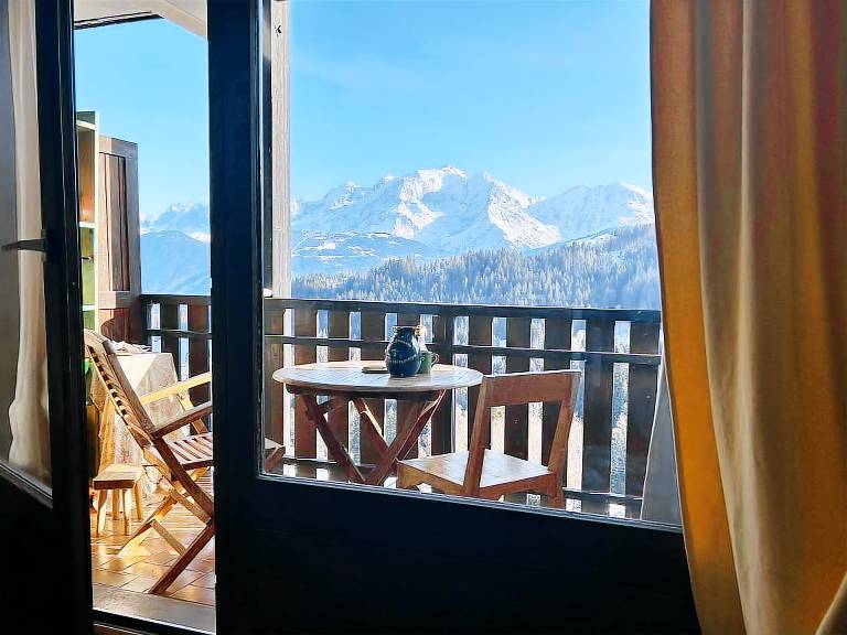 Chalet 'Face Au Mont Blanc, South Facing' with Mountain View, Private Terrace & Wi-Fi in Combloux