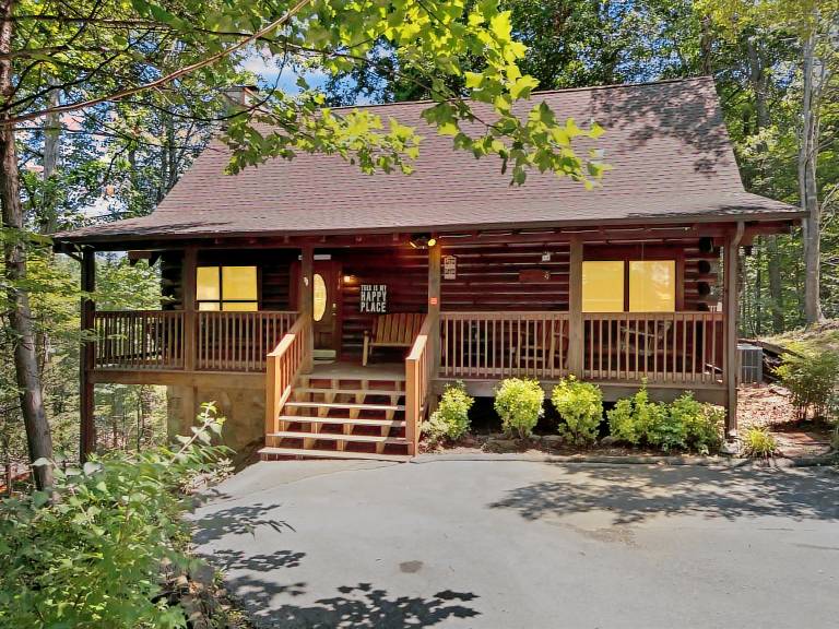 Family-oriented nice cabin with patio, pool & hot tub | Mountain view | Pets are welcome — photo 3
