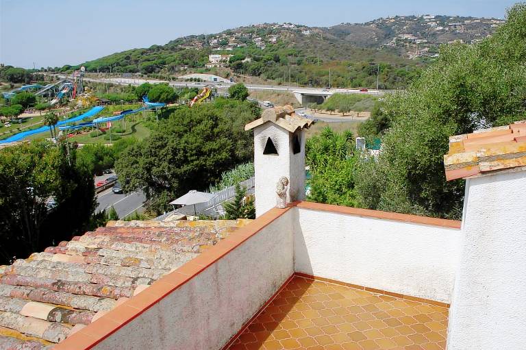 Family-friendly villa with terrace, yard & grill | City view | Dogs allowed — photo 2