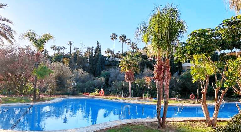 Rental apartment with yard, terrace & pool in Marbella