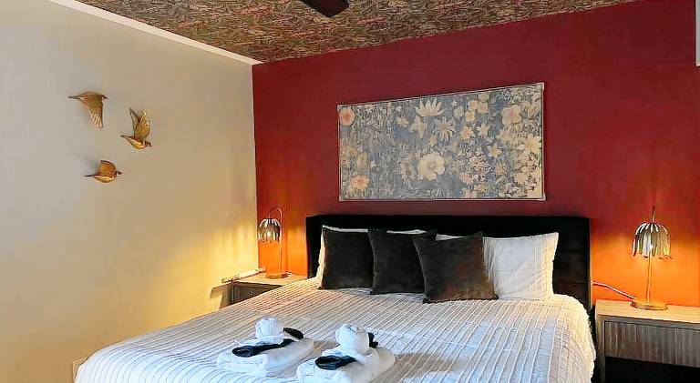 Gilded Magnolia Hideout, Sleeps8, Hot Tub, pet friendly — photo 2