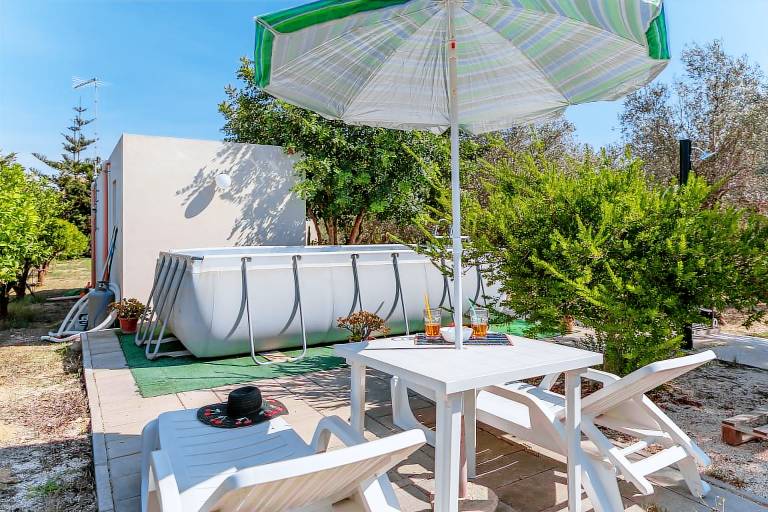 Vacation home with fast internet, patio & private pool | Garden view | Suitable for remote work — photo 4