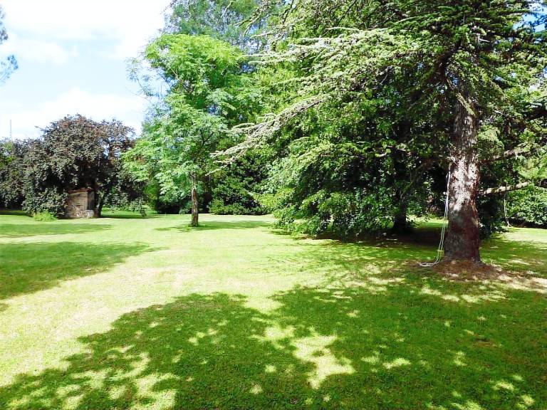 Gite with yard, patio & barbeque — photo 5