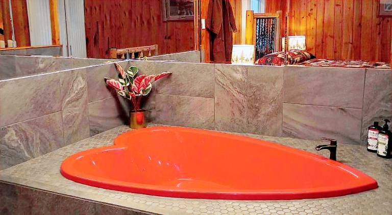 Vacation home with hot tub — photo 5