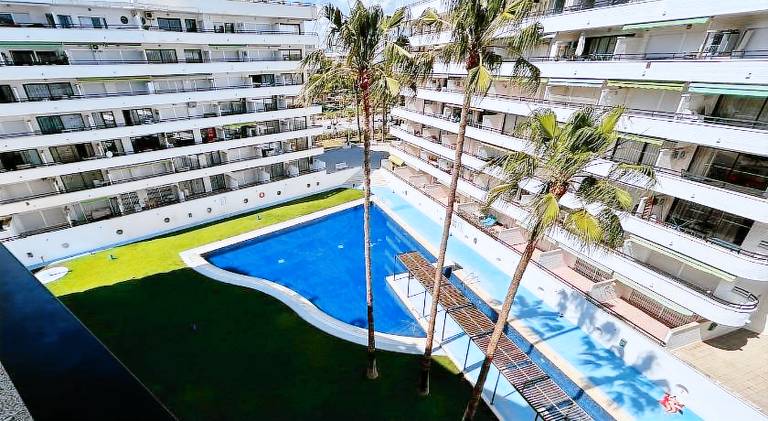 Rental apartment with terrace, pool & yard — photo 4