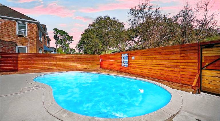 Quirky & Stylish 4BR with Saltwater Pool - Sleeps 14 — photo 5