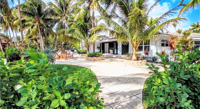 SWAYING PALM BEACH HOUSE Walk to Beach, Marina, Port, las Olas — photo 5