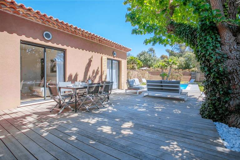 Villa with patio, BBQ & private pool | Garden view | Perfect for remote work — photo 5