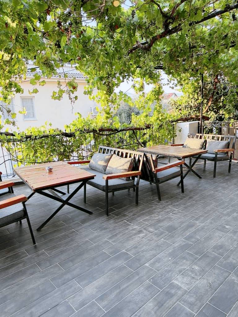 Serviced apartment with barbeque, yard & patio | Suitable for remote work | Pet-friendly — photo 3