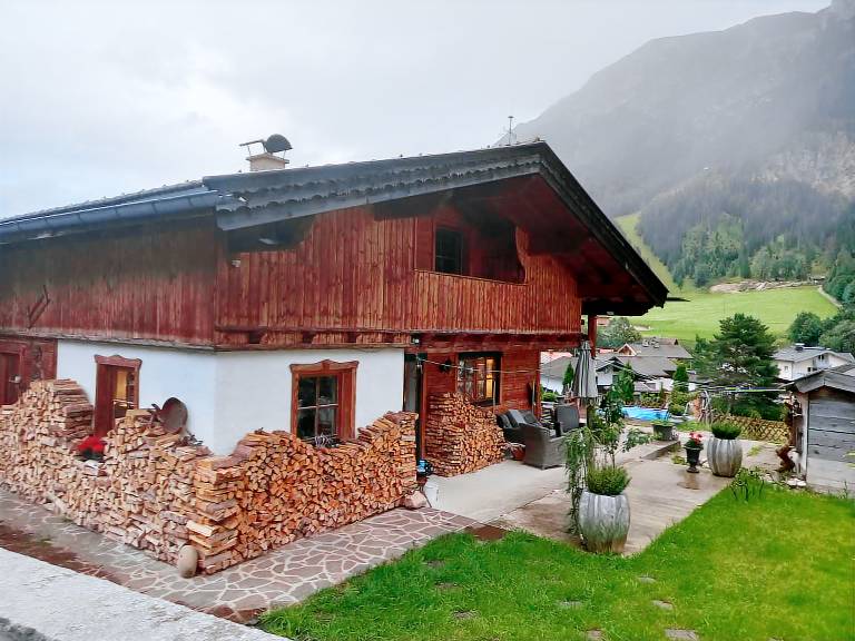 House with BBQ, patio & yard — photo 2