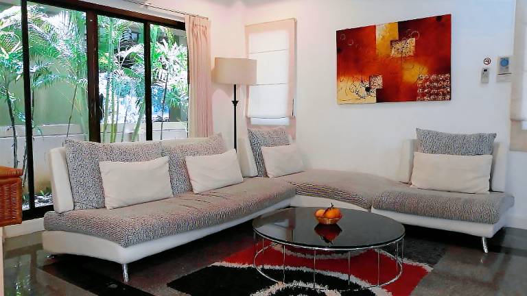 Ample villa with jacuzzi, yard & pool | Perfect for remote work | Dogs allowed — photo 2
