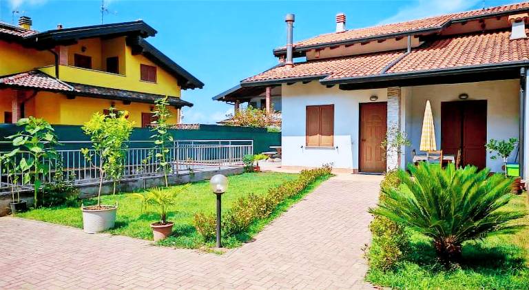 Villa with 3 rooms for 9 persons in Novara