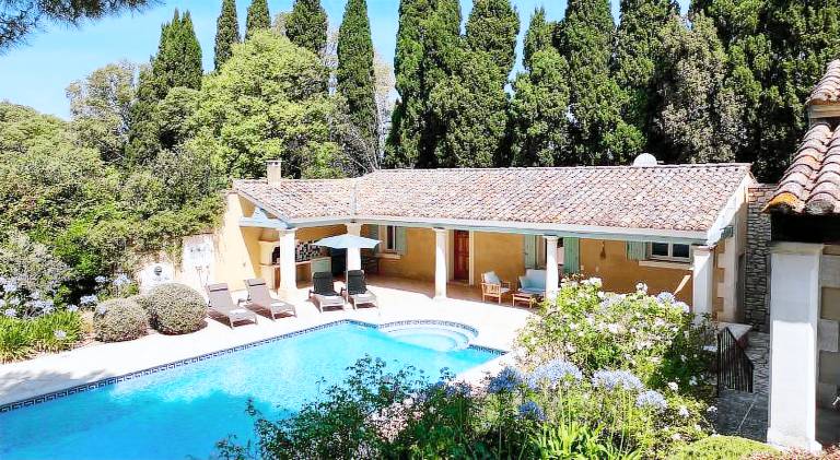 Villa with barbecue, garden & private pool in St.-Rémy-de-Provence