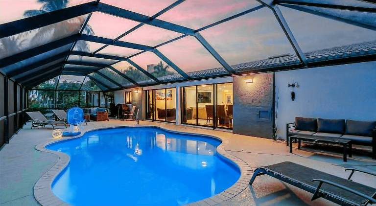 Vacation home with pool — photo 3