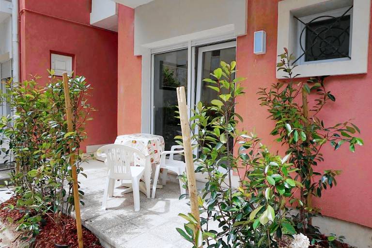Apartment with terrace & yard — photo 2
