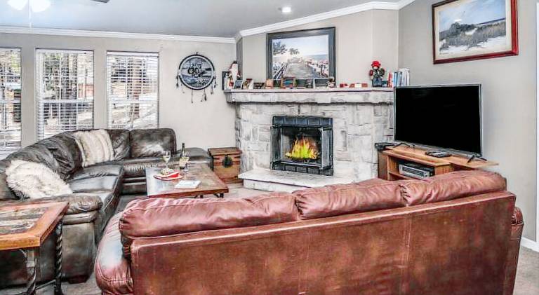 Vacation home with patio, BBQ & jacuzzi — photo 3