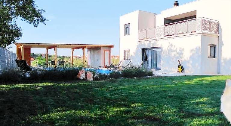Rental apartment with garden & pool in Novigrad